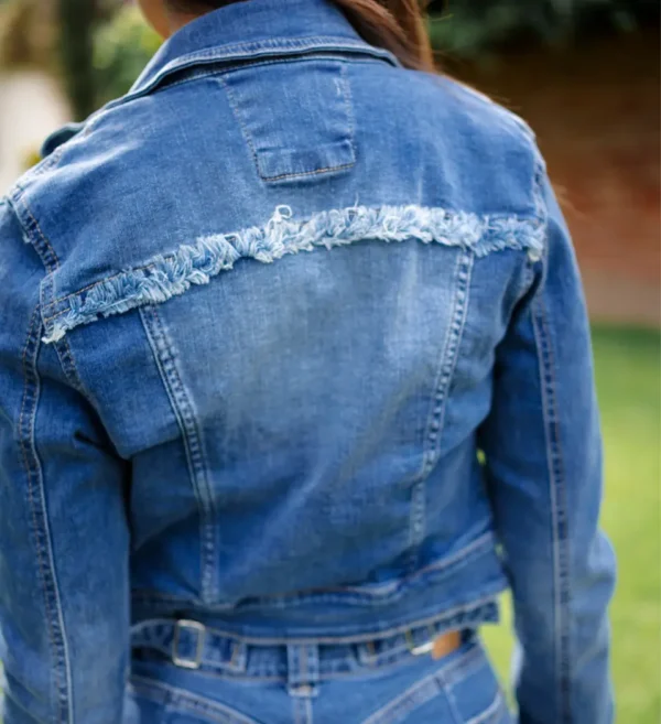 Casaca Santorini Azul – Clásico y Versátil en Denim - Imagen 3