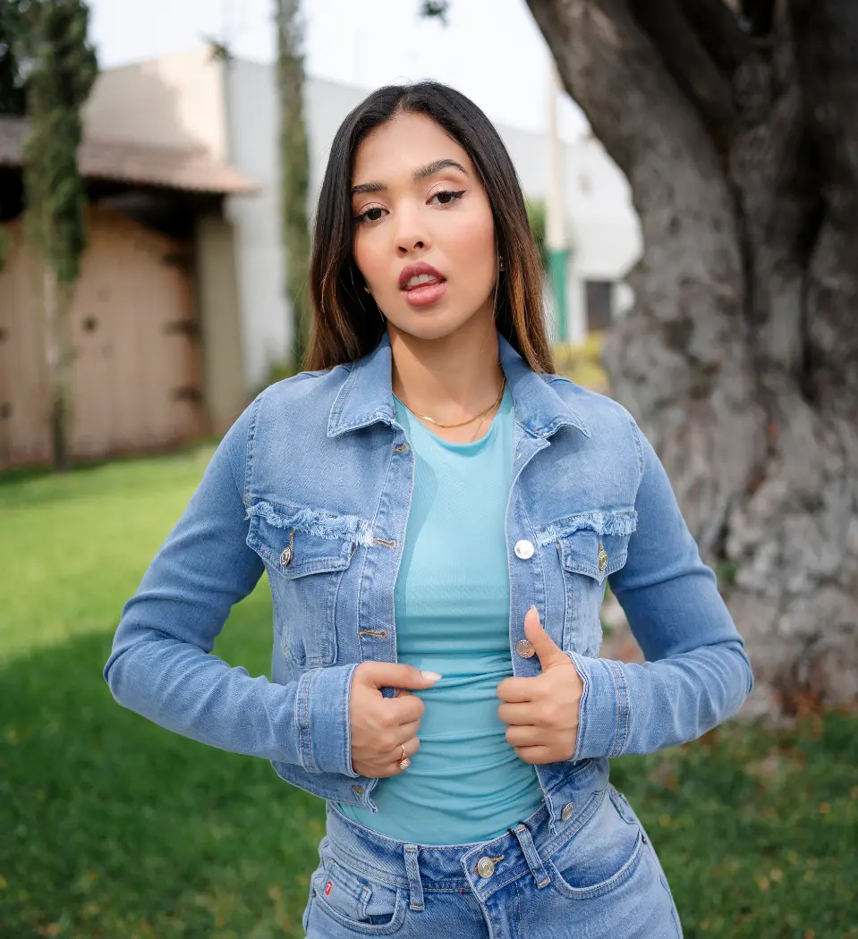 Casaca Santorini Celeste – Estilo y Versatilidad en Denim