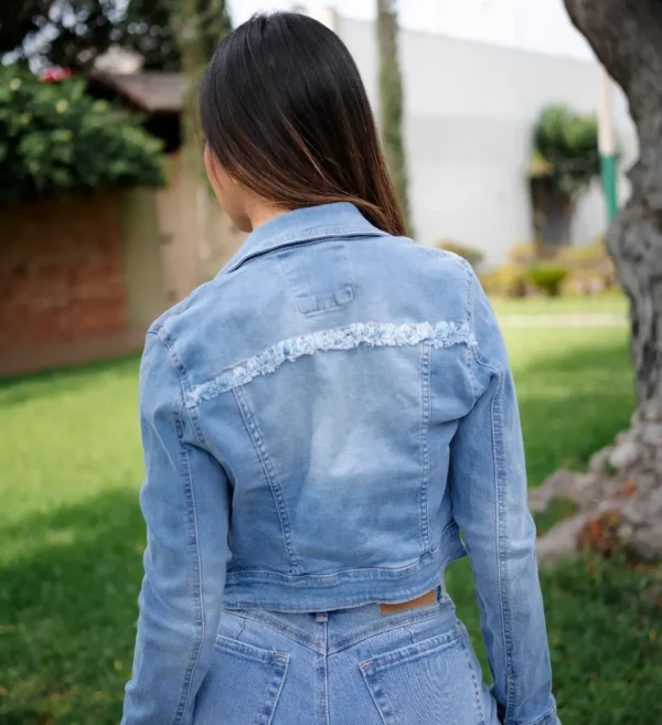 Casaca Santorini Celeste – Estilo y Versatilidad en Denim - Imagen 3