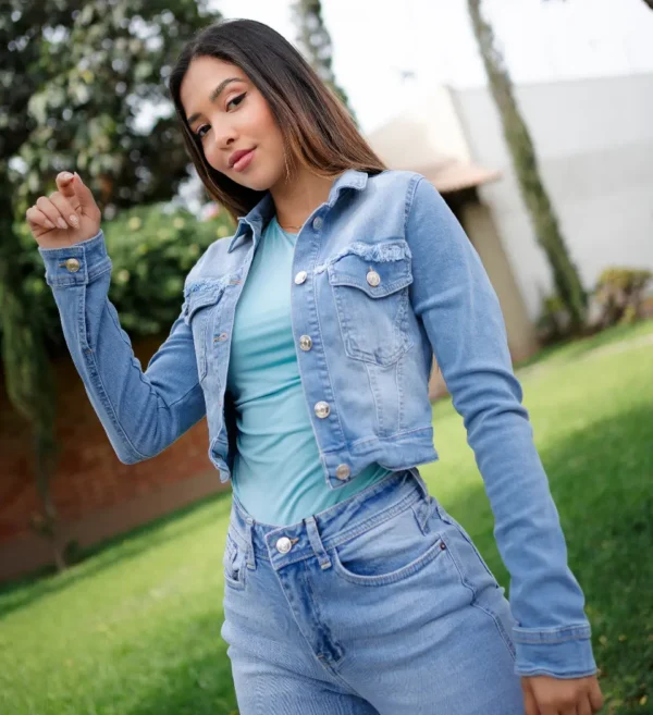 Casaca Santorini Celeste – Estilo y Versatilidad en Denim - Imagen 2