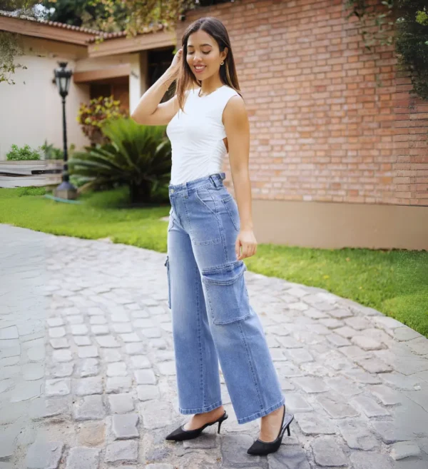 Jeans Cargo Fernanda Celeste – Estilo Urbano y Comodidad en Denim - Imagen 2