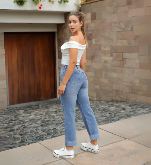 Jeans Mom Venecia Celeste – Estilo Retro con Toque Moderno - Imagen 2