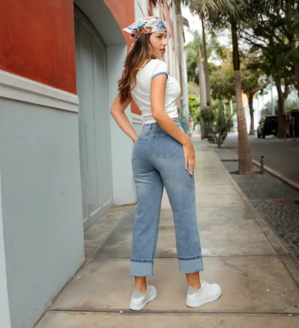 Jeans Recto Nikita Celeste – Frescura y Estilo en Denim - Imagen 2