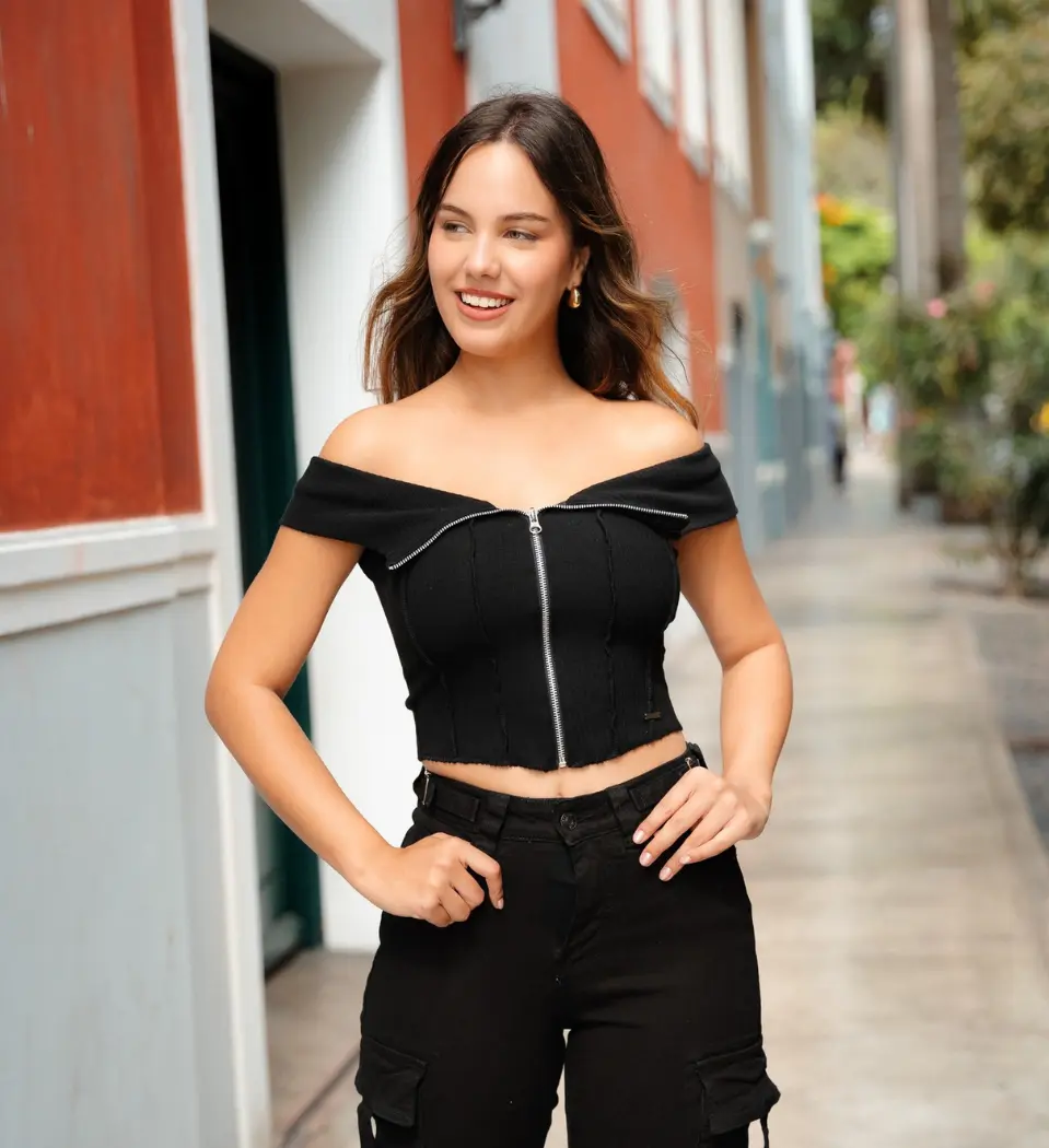 Top Camila Negro – Elegancia y Versatilidad en Tela Rib